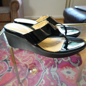 NWOB Nine West Black Faux Patent Thong Sandal Wedges 8.5M